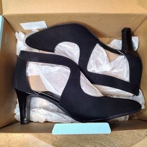 Life Stride Giovanna 2 inch Black heels.